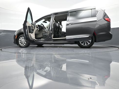 Used 2017 Chrysler Pacifica Touring-L image 49