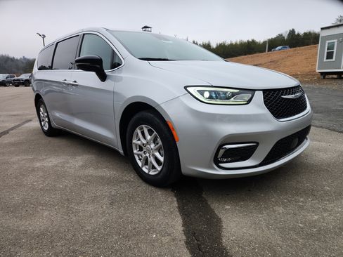 Used 2024 Chrysler Pacifica Touring-L image 11