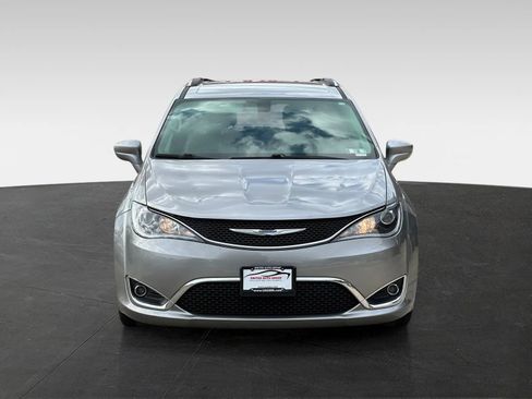 Used 2018 Chrysler Pacifica Touring-L FWD image 2