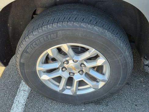 Used 2025 Chevrolet Suburban LT image 9