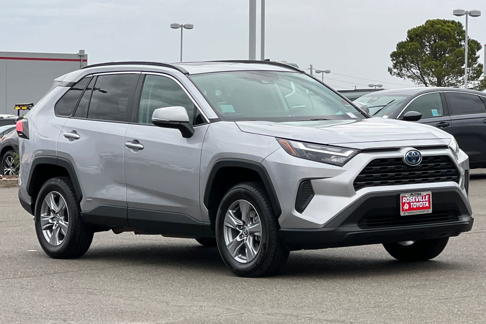 Used 2022 Toyota RAV4 XLE w/ Convenience Package AWD/4WD image 5