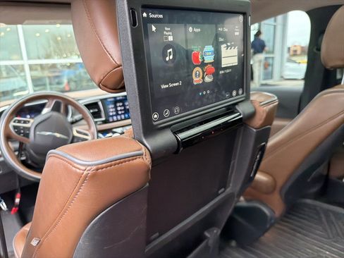 Used 2018 Chrysler Pacifica Limited w/ Tire & Wheel Group image 27