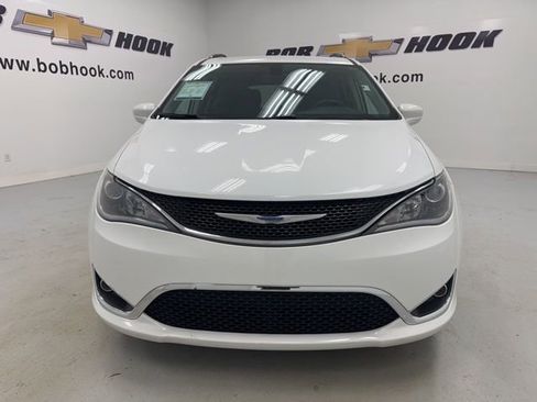 Used 2019 Chrysler Pacifica Touring-L image 2