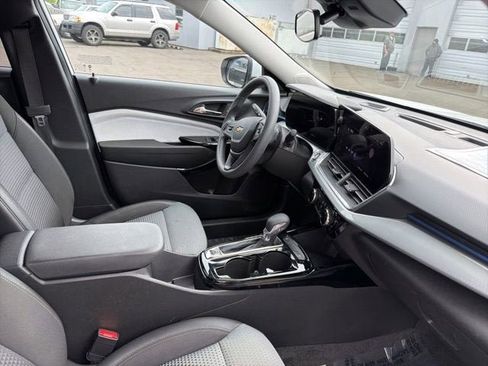 Used 2025 Chevrolet Trax LT FWD image 19