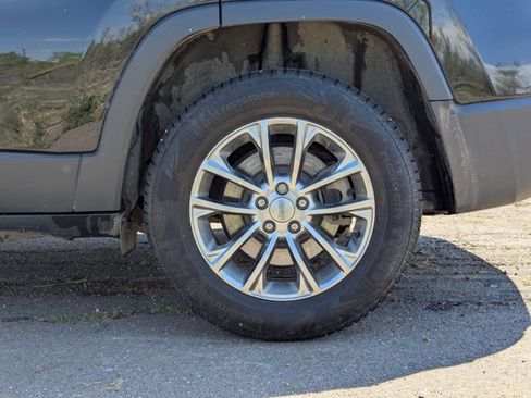 Used 2019 Jeep Cherokee Latitude Plus w/ Cold Weather Group AWD/4WD image 9