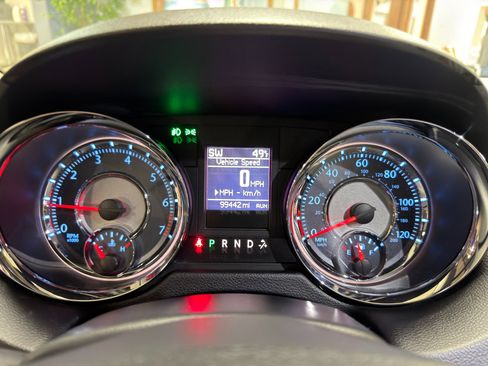 Used 2016 Chrysler Town & Country Touring-L image 40