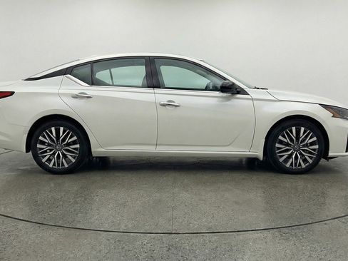Used 2025 Nissan Altima 2.5 SV image 11