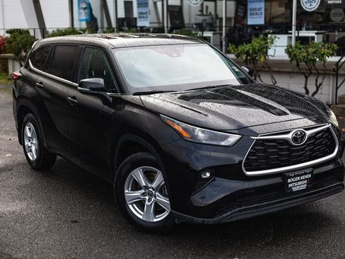 Used 2024 Toyota Highlander LE AWD/4WD image 2