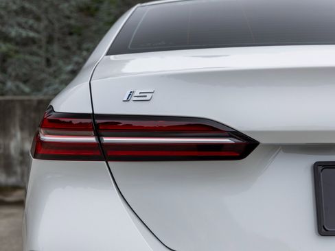 Used 2025 BMW i5 xDrive40 w/ Premium Package image 19