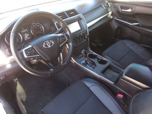 Used 2016 Toyota Camry image 14