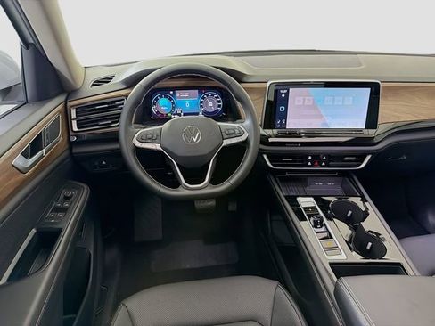 Used 2025 Volkswagen Atlas SE image 23