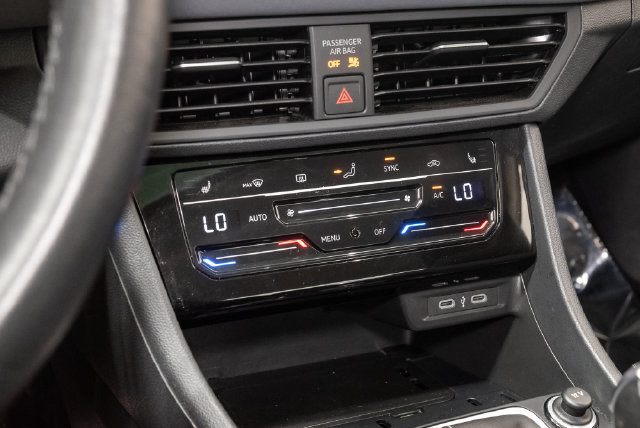 Used 2025 Volkswagen Jetta SE FWD image 21