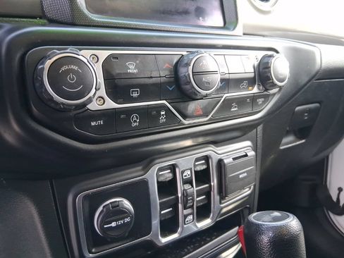 Used 2022 Jeep Wrangler Unlimited Sahara w/ Dual Top Group AWD/4WD image 22