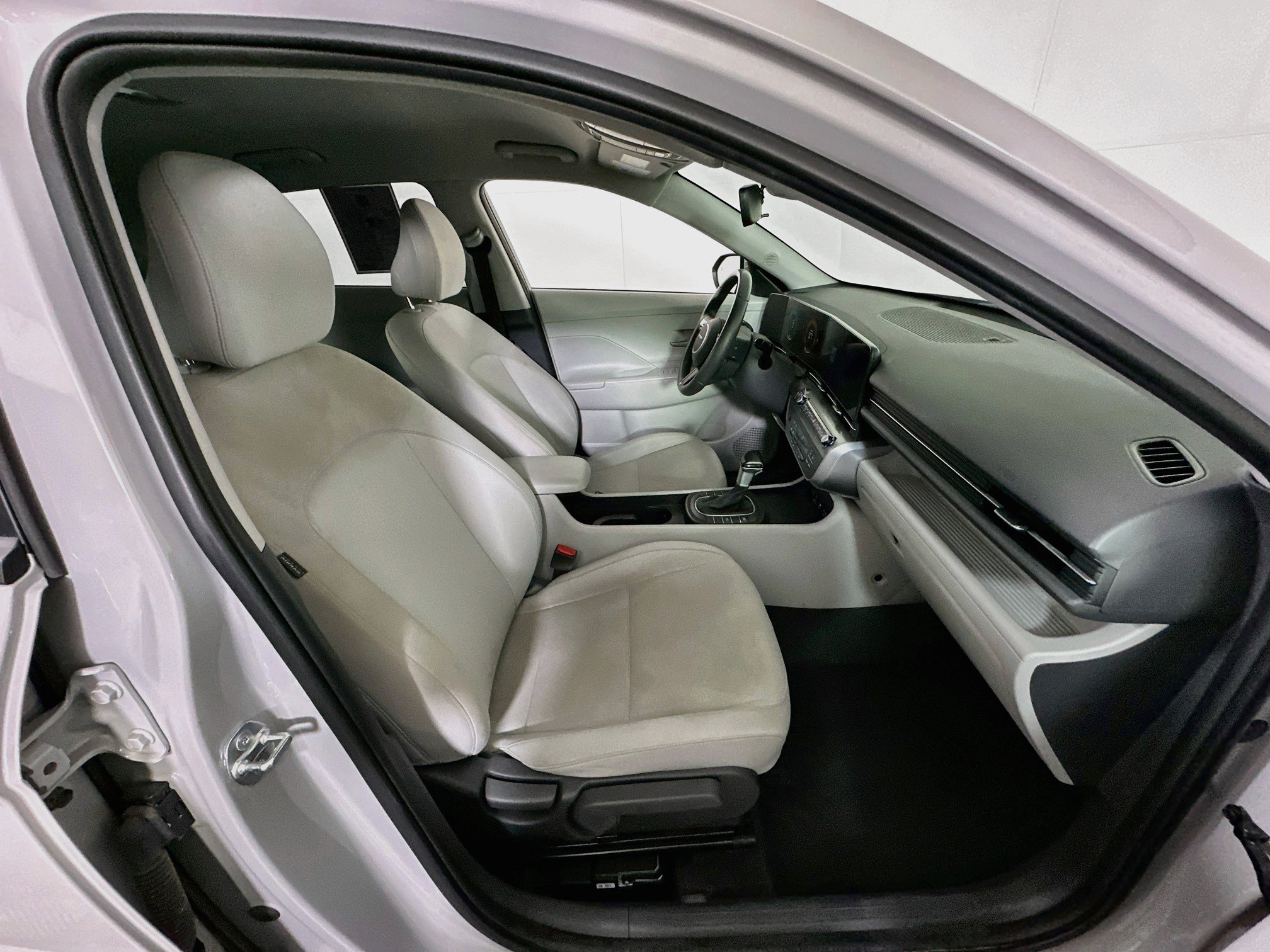 Used 2025 Hyundai Kona SEL FWD image 32