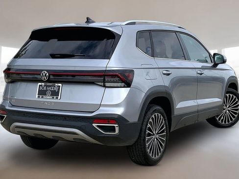Used 2025 Volkswagen Taos SE FWD image 2