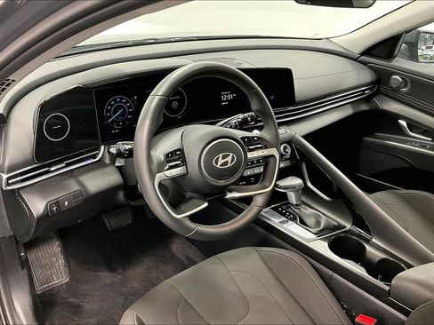 Certified 2025 Hyundai Elantra SEL FWD image 16