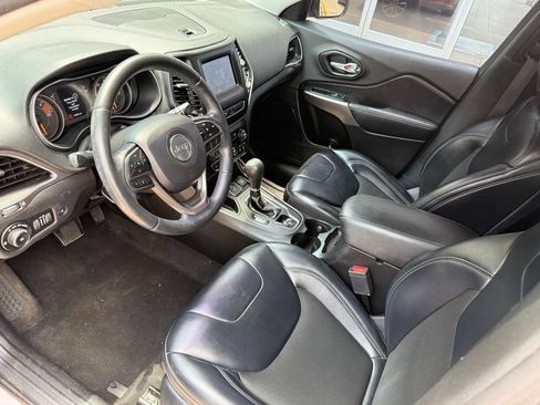 Used 2019 Jeep Cherokee Latitude Plus w/ Comfort/Convenience Group FWD image 23