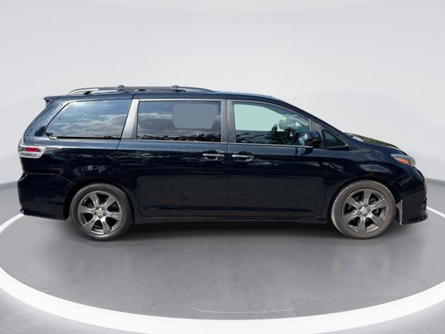 Used 2017 Toyota Sienna SE Premium FWD image 9