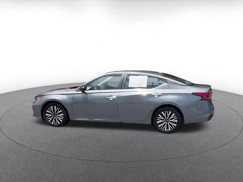 Used 2025 Nissan Altima 2.5 SV FWD image 8