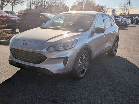 Used 2022 Ford Escape SE w/ SE Sport Appearance Package image 5