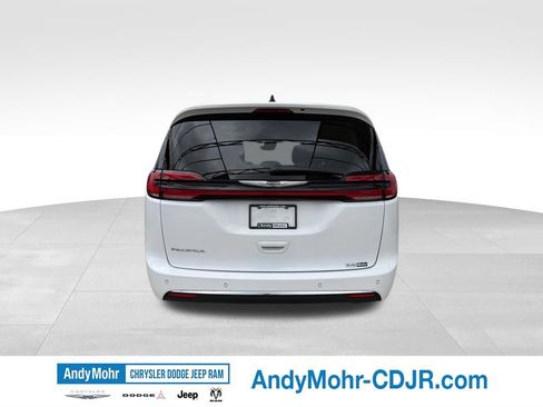 Used 2024 Chrysler Pacifica Touring-L FWD image 6