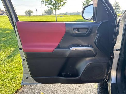Used 2020 Toyota Tacoma SR5 AWD/4WD image 21