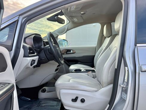 Used 2017 Chrysler Pacifica Touring-L Plus w/ Tire & Wheel Group image 14