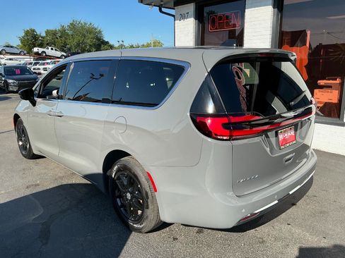 Used 2025 Chrysler Pacifica Select FWD image 5
