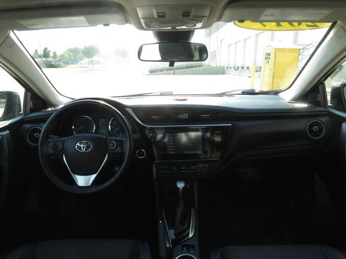 Used 2017 Toyota Corolla SE w/ SE Premium Package FWD image 11
