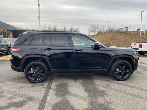 Used 2025 Jeep Grand Cherokee Altitude image 2