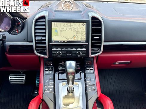Used 2016 Porsche Cayenne S w/ Premium Plus Package AWD/4WD image 18