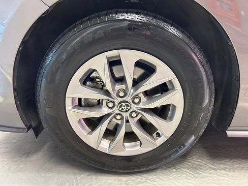 Used 2022 Toyota Sienna XLE FWD image 25