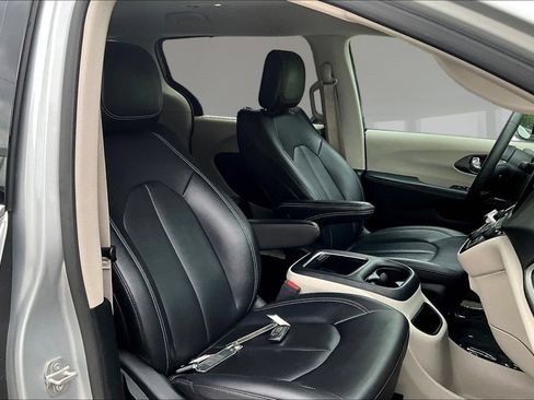 Used 2024 Chrysler Pacifica Touring-L FWD image 24