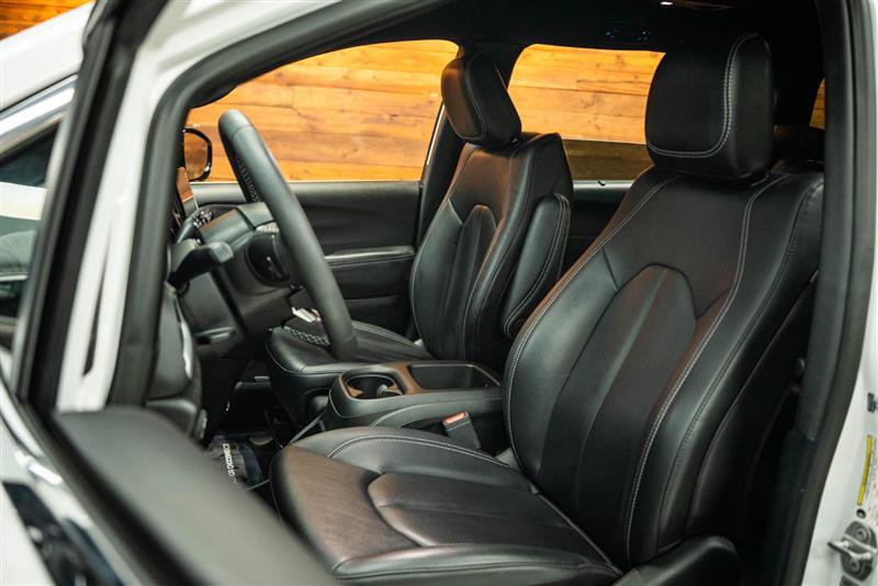 Used 2025 Chrysler Pacifica Select FWD image 9