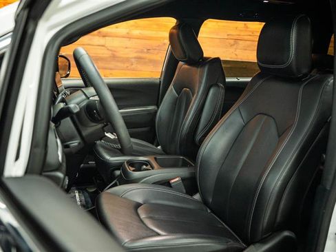 Used 2025 Chrysler Pacifica Select FWD image 9
