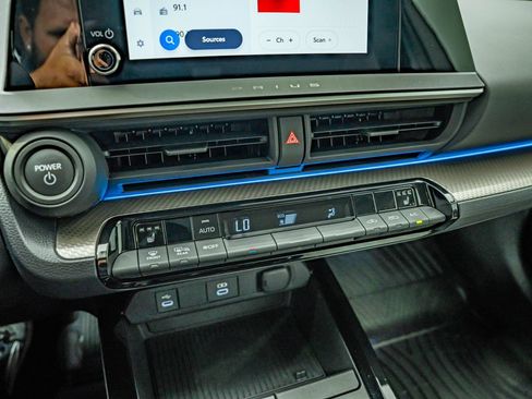 Used 2024 Toyota Prius XLE FWD image 27