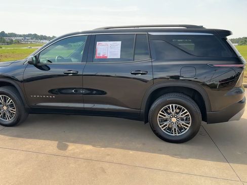 Used 2025 Chevrolet Traverse LT image 6
