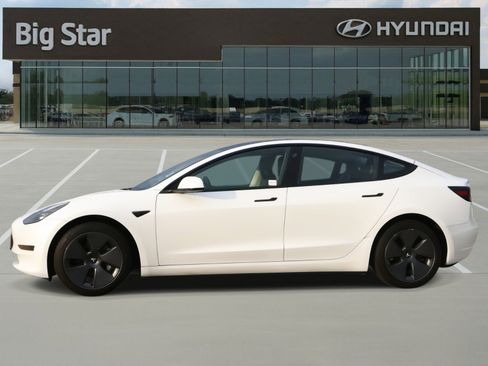 Used 2023 Tesla Model 3 Standard Range image 2