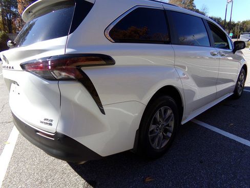 Used 2024 Toyota Sienna XLE image 8