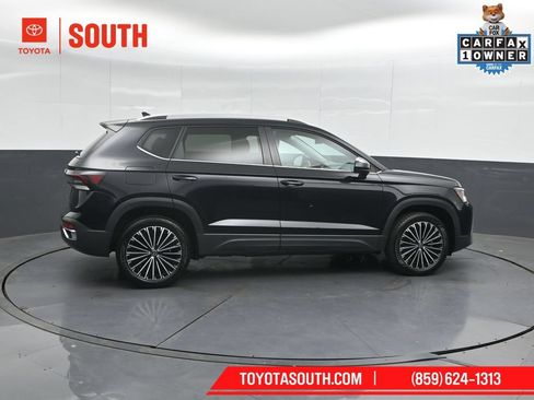 Used 2025 Volkswagen Taos SE FWD image 3
