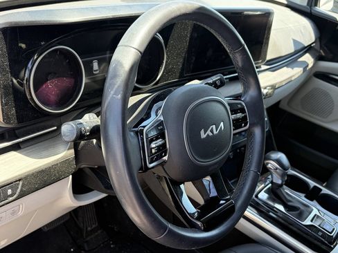 Used 2024 Kia Carnival EX FWD image 9