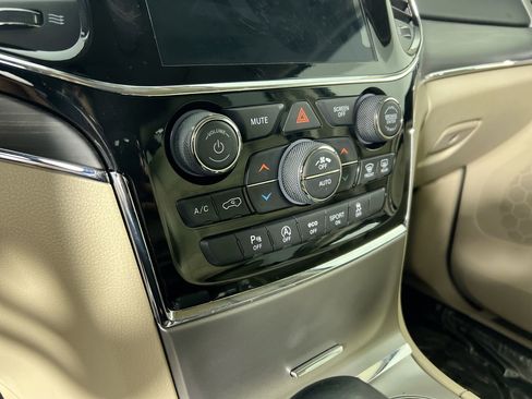 Used 2020 Jeep Grand Cherokee Limited image 25