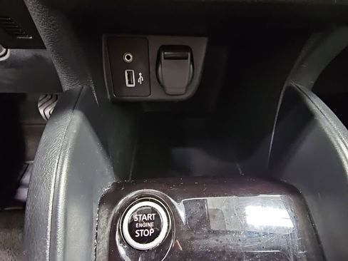 Used 2021 Nissan Versa SR w/ Convenience Package image 18