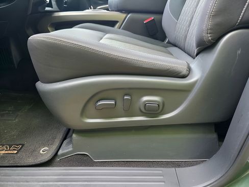 Used 2024 Nissan Titan SV w/ SV Bronze Edition Package AWD/4WD image 14