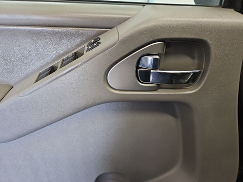 Used 2011 Nissan Frontier SL image 7