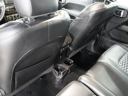 Used 2019 Jeep Wrangler Unlimited Sahara AWD/4WD image 15