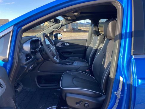 New 2026 Chrysler Pacifica Limited image 17