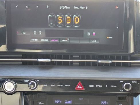 Used 2022 Kia Carnival EX image 21