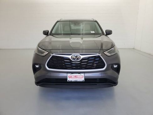 Used 2022 Toyota Highlander XLE image 3