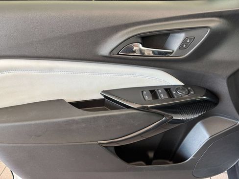 Used 2025 Chevrolet Trax LT FWD image 18